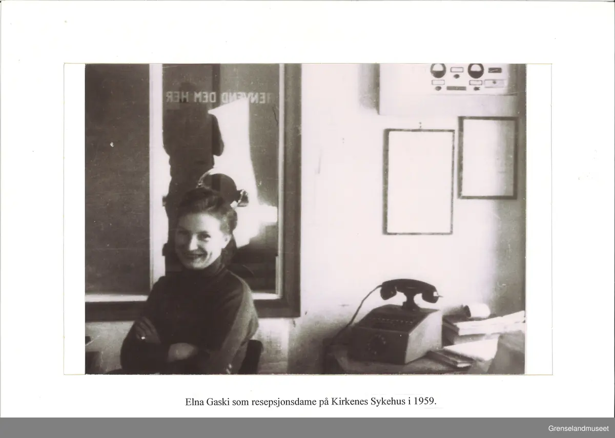 Svart-hvitt bilde av resepsjonsdame Elna Gaski på Kirkenes Sykehus i 1959.  