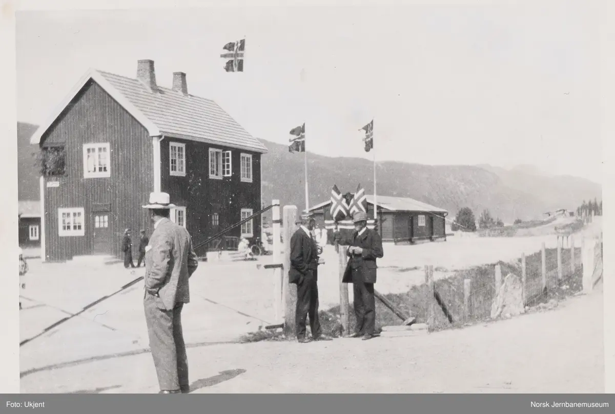 Sperillen stasjon pyntet med flagg på Sperillbanens åpningsdag