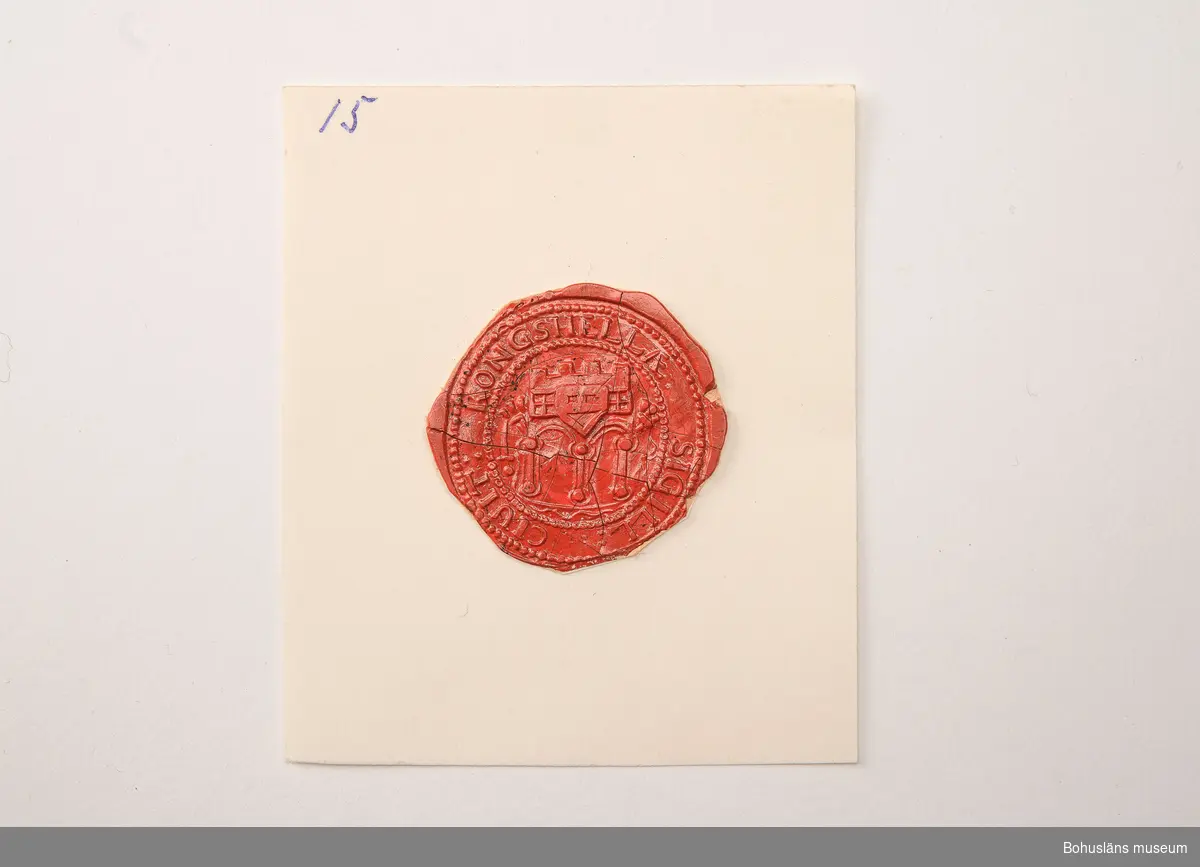 Ur handskrivna katalogen 1957-1958:
Sigillavtryck
Diam.: c:a 4. Kungahällas äldsta sigill. Helt, men med små sprickor.

Ur Knut Adrian Anderssons katalog:
4. Avtryck av det gamla Kongahellas 
äldsta sigill, antagligen från 11-1200-
talet. Sk. 1869 av G. Brusewitz.