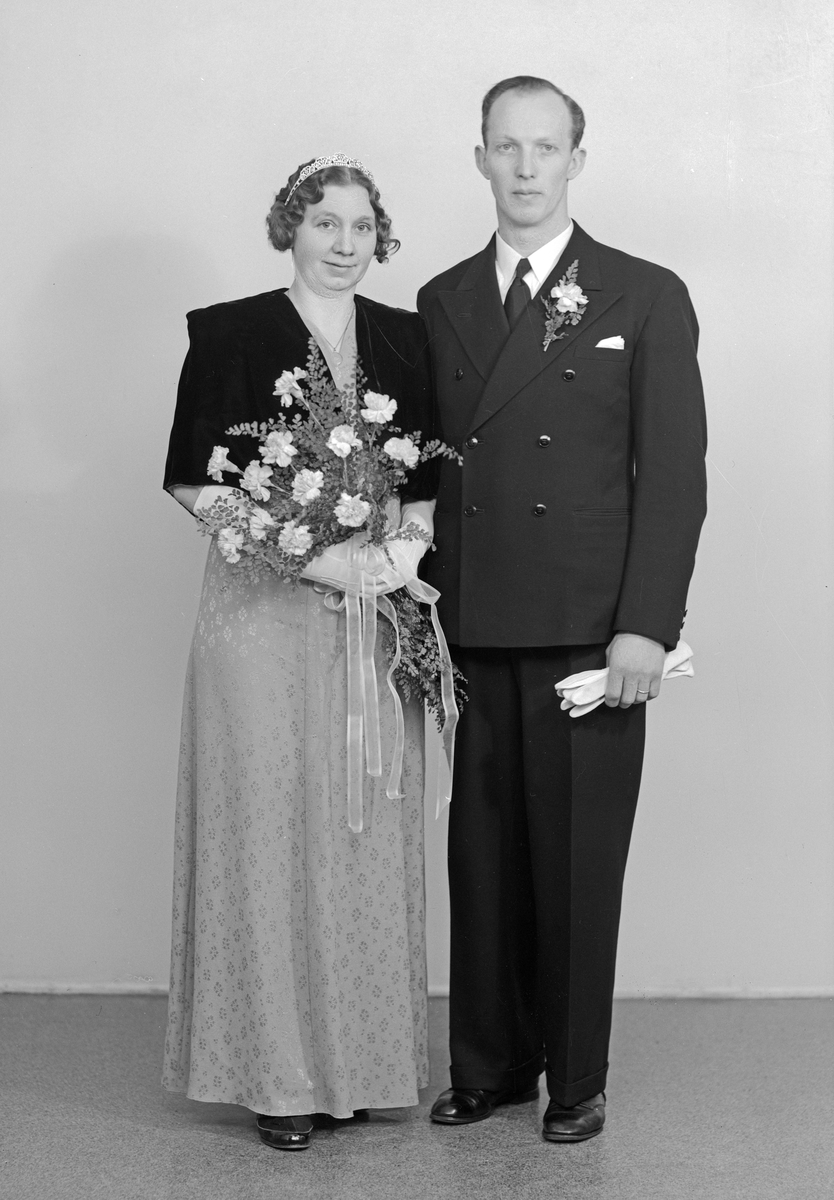 Den andra januari 1943 sammanvigdes Charles och Torborg Salomonsson i Vårdnäs kyrka. Brudgummen var vid tiden skogsarbetare och bruden hushållerska. Som bostad disponerade de Nyborg invid Brokind.