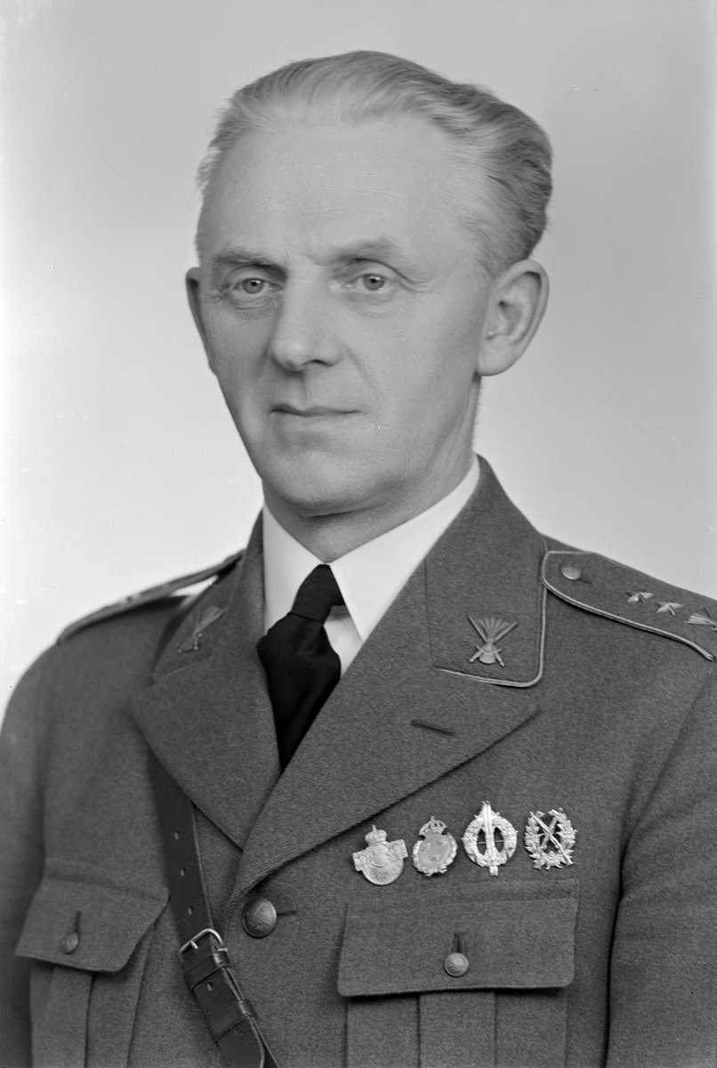 Porträtt av löjtnant Anders Gustaf Rääf 1943. Vid tiden tjänstgörande vid Svea trängkår i Linköping.
