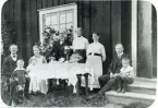 Kolbäck sn, Strömsholm.
Familjen Ågren vid Lövhyddan, Herrskogen. 1915.