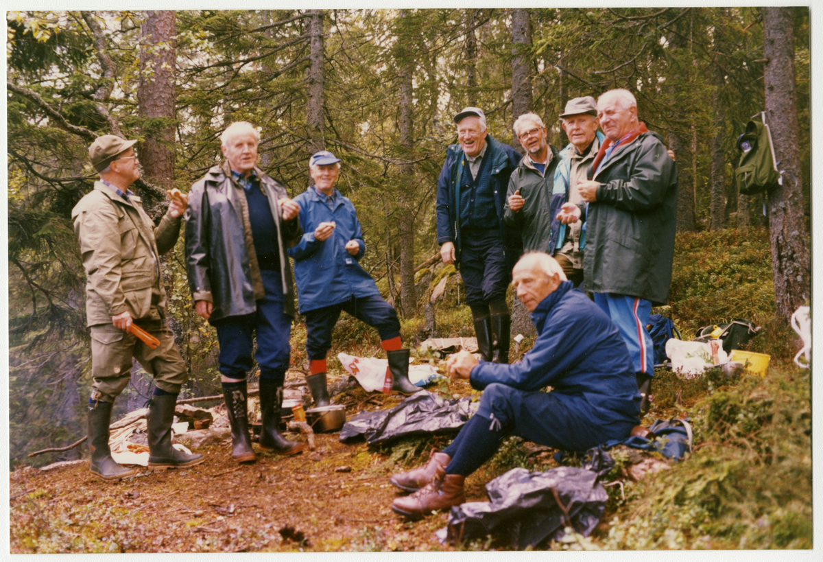"Skaugutter" fra skauguttleiren på Hoppefjell under krigen på gjensyn på Hoppefjelle høsten 1993. Bildene er tatt ved leiren og i den hula de gjemte våpen.

Foto 1:  Fra venstre: Leif Lillefjær, Tor Tosnes, Ivar Jensen, Øistein Ruud, Øyvind Hemmer, Tollef Thorsen og Per Holmberg

Sittinde foran: Einar Andersen

Foto 2: I hulen. Fra venstre: Tollef Thonsnes, Einar Andersen og Øistein Ruud

Foto 3: "Skaugen". Fra venstre: Tor Thorsnes, Ivar Jensen, Leif Lillefjær, Tollef Thonsnes, Øistein Ruud, Øyvind Hemmer, Per Holmberg og Einar Andersen 

Foto 4: Fra venstre: Øyvind Hemmer, Per Holmberg, Øistein Ruud, Tollef Thonsnes og Ivar Jensen