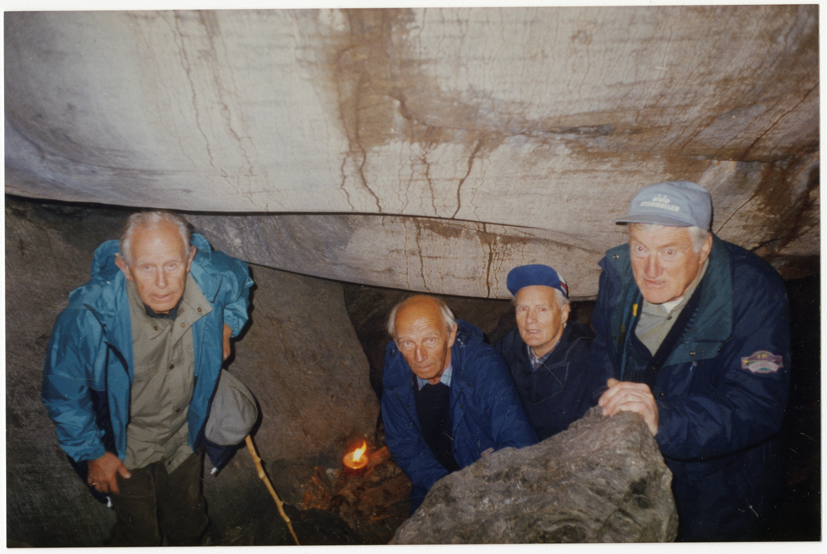 "Skaugutter" fra skauguttleiren på Hoppefjell under krigen på gjensyn på Hoppefjelle høsten 1993. Bildene er tatt ved leiren og i den hula de gjemte våpen.

Foto 1:  Fra venstre: Leif Lillefjær, Tor Tosnes, Ivar Jensen, Øistein Ruud, Øyvind Hemmer, Tollef Thorsen og Per Holmberg

Sittinde foran: Einar Andersen

Foto 2: I hulen. Fra venstre: Tollef Thonsnes, Einar Andersen og Øistein Ruud

Foto 3: "Skaugen". Fra venstre: Tor Thorsnes, Ivar Jensen, Leif Lillefjær, Tollef Thonsnes, Øistein Ruud, Øyvind Hemmer, Per Holmberg og Einar Andersen 

Foto 4: Fra venstre: Øyvind Hemmer, Per Holmberg, Øistein Ruud, Tollef Thonsnes og Ivar Jensen
