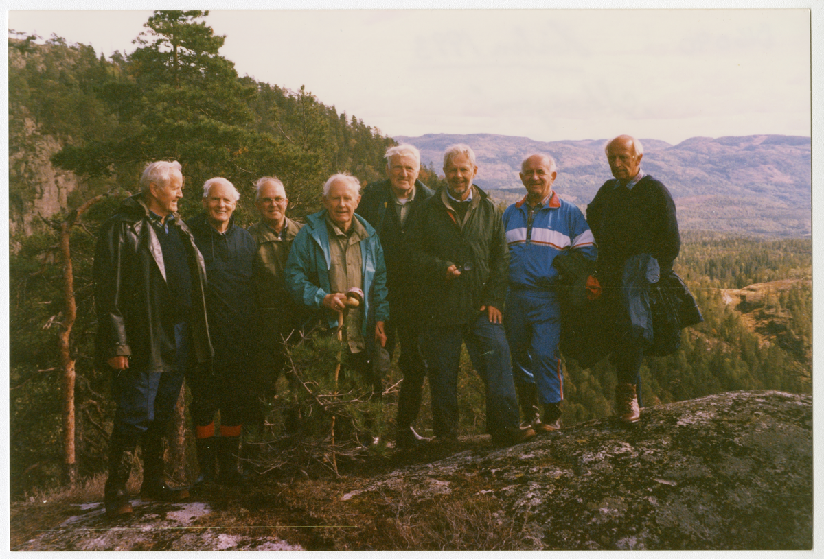 "Skaugutter" fra skauguttleiren på Hoppefjell under krigen på gjensyn på Hoppefjelle høsten 1993. Bildene er tatt ved leiren og i den hula de gjemte våpen.

Foto 1:  Fra venstre: Leif Lillefjær, Tor Tosnes, Ivar Jensen, Øistein Ruud, Øyvind Hemmer, Tollef Thorsen og Per Holmberg

Sittinde foran: Einar Andersen

Foto 2: I hulen. Fra venstre: Tollef Thonsnes, Einar Andersen og Øistein Ruud

Foto 3: "Skaugen". Fra venstre: Tor Thorsnes, Ivar Jensen, Leif Lillefjær, Tollef Thonsnes, Øistein Ruud, Øyvind Hemmer, Per Holmberg og Einar Andersen 

Foto 4: Fra venstre: Øyvind Hemmer, Per Holmberg, Øistein Ruud, Tollef Thonsnes og Ivar Jensen