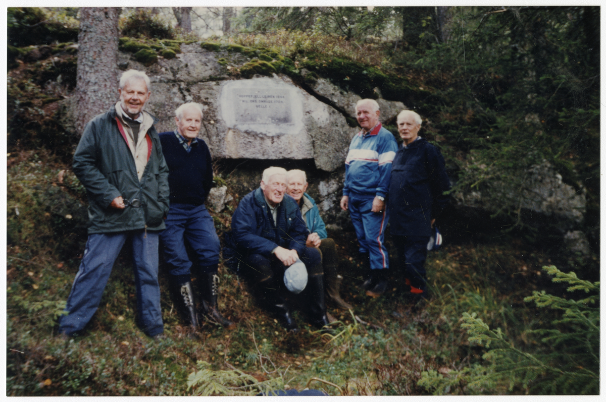 "Skaugutter" fra skauguttleiren på Hoppefjell under krigen på gjensyn på Hoppefjelle høsten 1993. Bildene er tatt ved leiren og i den hula de gjemte våpen.

Foto 1:  Fra venstre: Leif Lillefjær, Tor Tosnes, Ivar Jensen, Øistein Ruud, Øyvind Hemmer, Tollef Thorsen og Per Holmberg

Sittinde foran: Einar Andersen

Foto 2: I hulen. Fra venstre: Tollef Thonsnes, Einar Andersen og Øistein Ruud

Foto 3: "Skaugen". Fra venstre: Tor Thorsnes, Ivar Jensen, Leif Lillefjær, Tollef Thonsnes, Øistein Ruud, Øyvind Hemmer, Per Holmberg og Einar Andersen 

Foto 4: Fra venstre: Øyvind Hemmer, Per Holmberg, Øistein Ruud, Tollef Thonsnes og Ivar Jensen