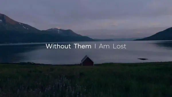 Promoteringsbilde til "Without You I Am Lost", som viser et naust mot et landskap i skumring.
