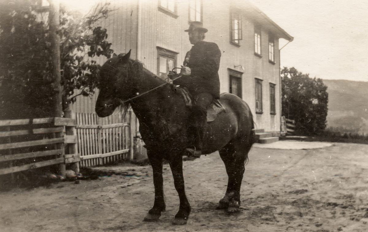 Syvert Ruud på gårdsplassen på Ruud i Passebekk ca. 1900. 
Bak sees hovedbygningen på gården.
Registrert Passebekk 11/11/2004