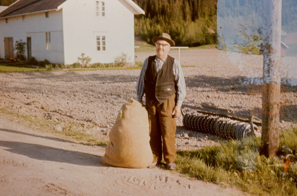 Peder O. Aannestad, Passebekk 
Han var utrolig flink til å slå med ljå. 
Graset ble fraktet i sekk som for til dyra.