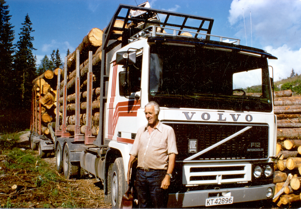 Alf Pedersen med sin siste tømmerbil 1988.