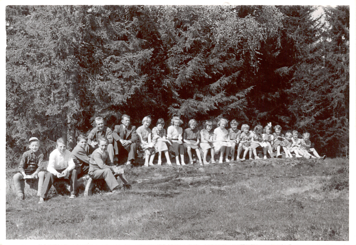 Bakke søndagsskole i Komnes på utflukt ca. 1958.
Alf N. Bakke drev søndagsskolen på eget initiativ, og var medlem i Baptiskirken.
I bakerste rekke fra venstres sees Nils Theodor Bakke og Alf N. Bakke.