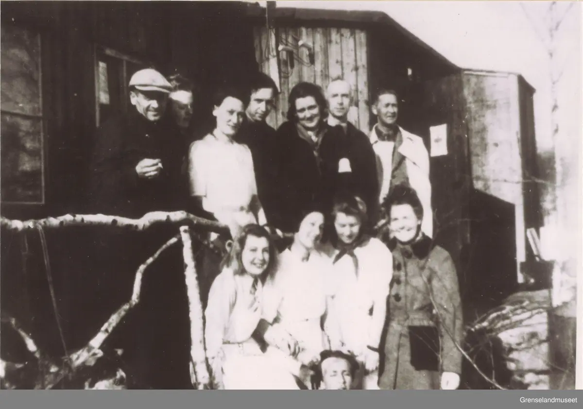 Sykehuset i brakketiden i Bjørnevatn 1944-45. Avskjedsbilde foran kjøkkenbrakka før flyttingen til Kirkenes.
Bak: Pasient, pike fra Sørøya, Signe Blix, Finn Hansen (Mikelbust), søster Gunvor Ramberg, snekker Løland, Arne Olsen.
Foran: Ella Johansen, Thurid Jeremiassen, Olaug Fasting (Rognmo), Olga Kvammen (Blix), Valter Pedersen.