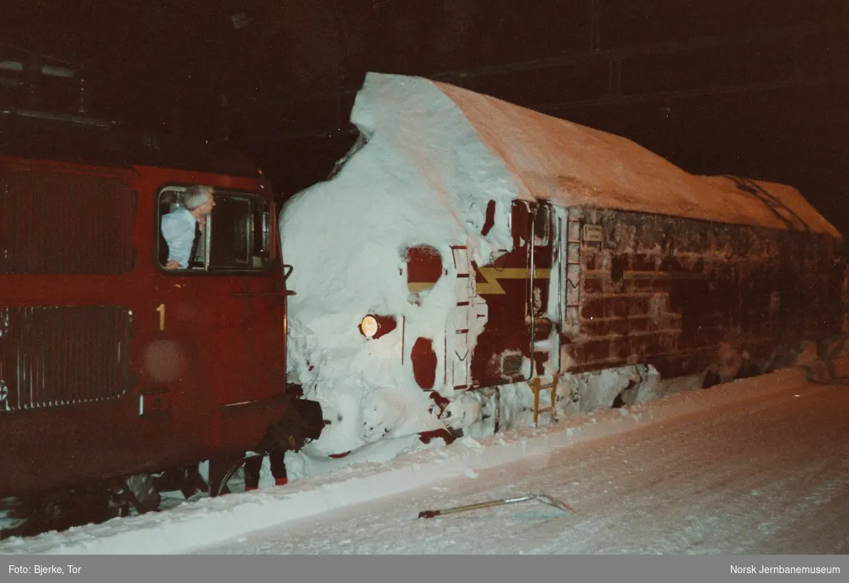 Elektrisk lokomotiv El 14 og diesellokomotiv Di 3 på Finse stasjon