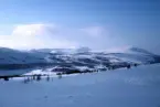 Skidförflyttning över fjällen med sporadisk rast och vila.