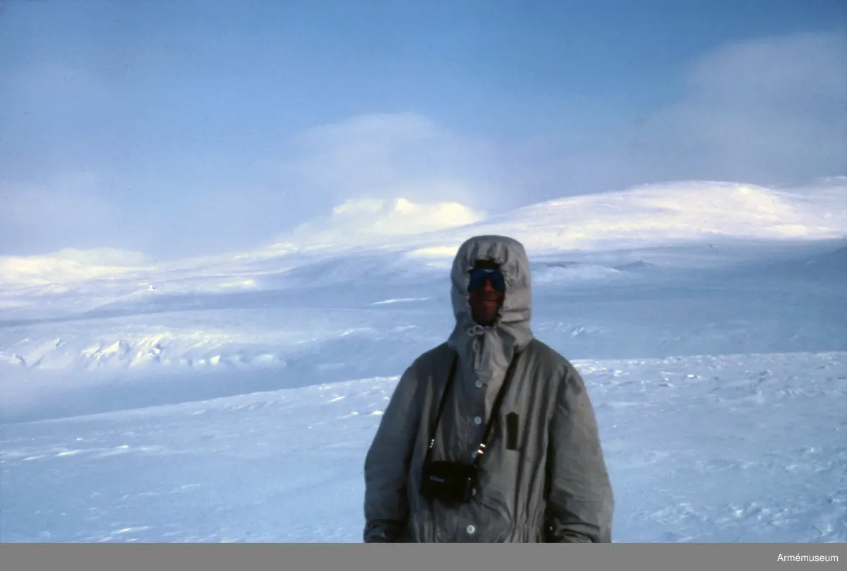 Snöblus-anorak modell 62. Endast knapparna behöll det camouflagevita i fält...