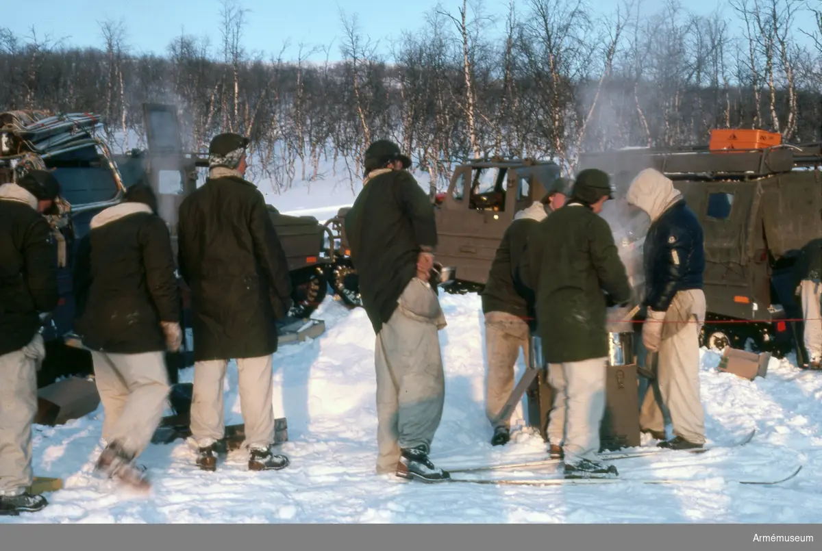 Första utspisningen av ej frystorkad mat! Pyttipanna från trossens kokvagn, medförd på bandvagn över fjällen till lägret vid Vindelkroken.