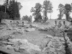 Under en tioårsperiod från 1916 frilades klosteranläggningen i Vreta kloster. Här en vy över undersökningsområdet sommaren 1920.