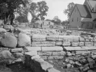 Under ledning av professor Sigurd Curman påbörjades 1916 en friläggning av klosteranläggningen i Vreta kloster. Arbetet kom att pågå till 1926. Här ett ögonblick från sommaren 1920.