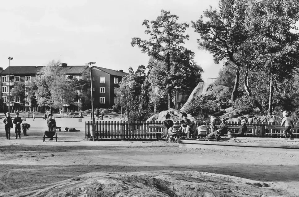 Parkleken Kristallen, vid gångvägen strax väster om Sulvägen