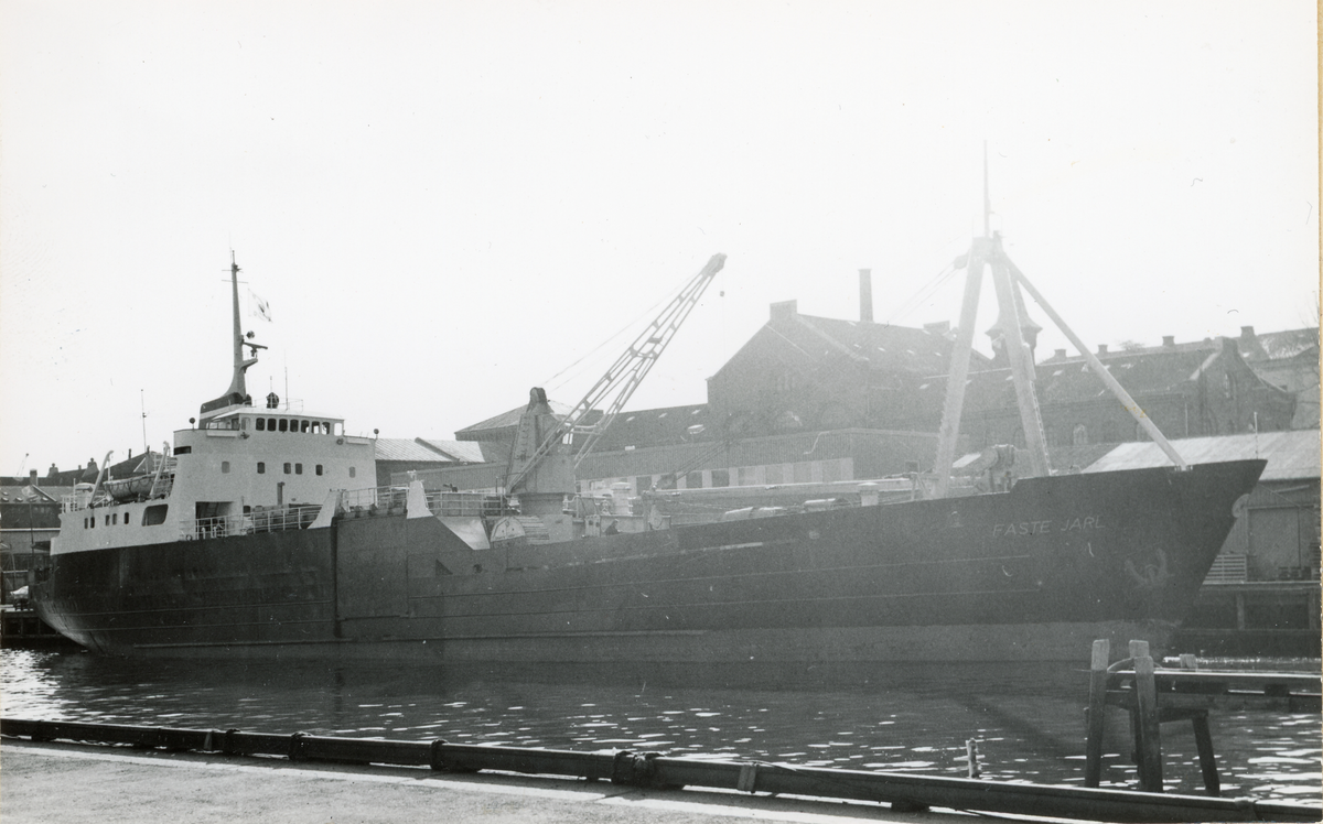 M/S Faste Jarl (b.1967, A/S Vaagen Verft, Kyrksæterøra) ved kai