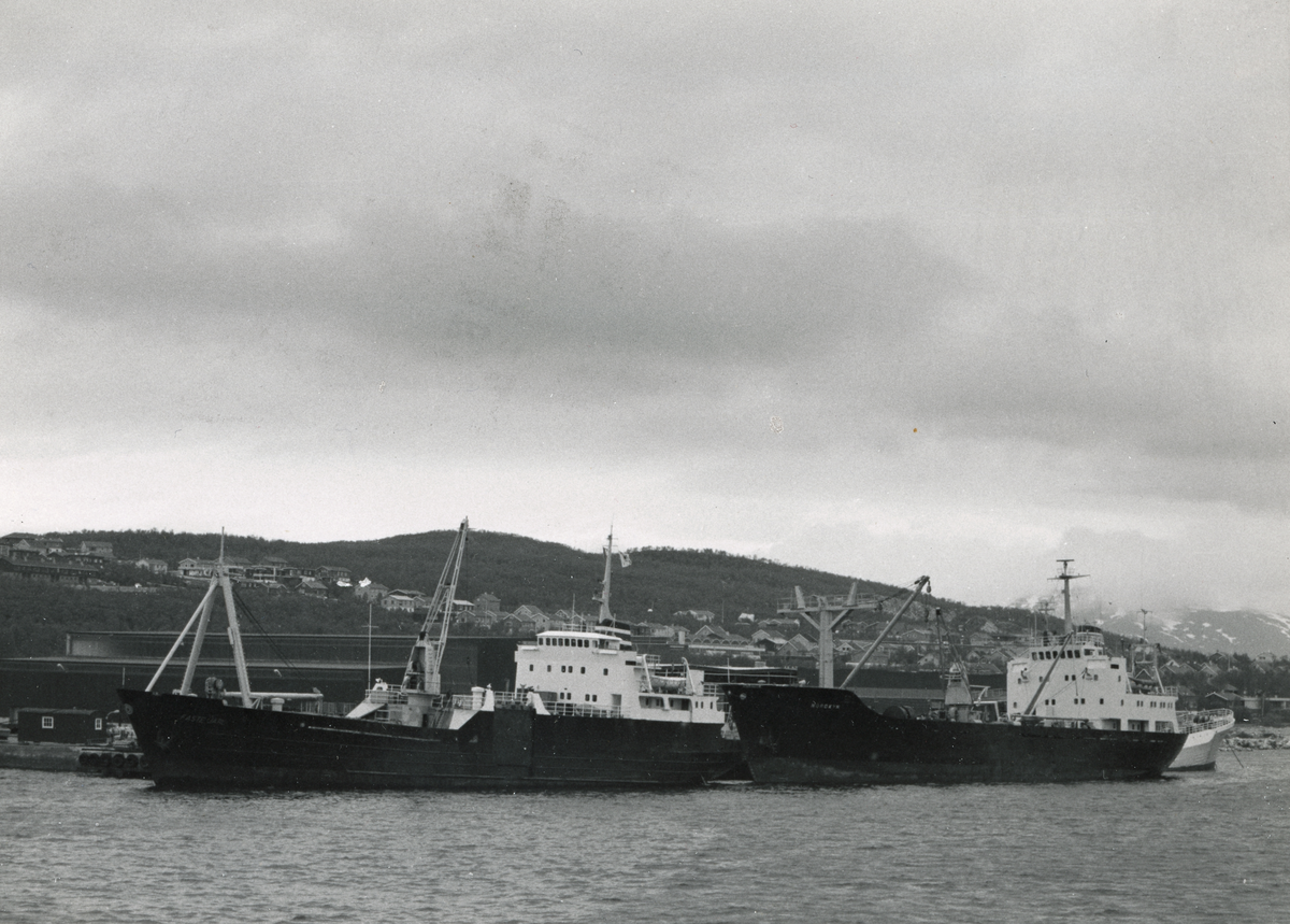 M/S Faste Jarl (b.1967, A/S Vaagen Verft, Kyrksæterøra) ved kai, M/S Nordkyn til høyre