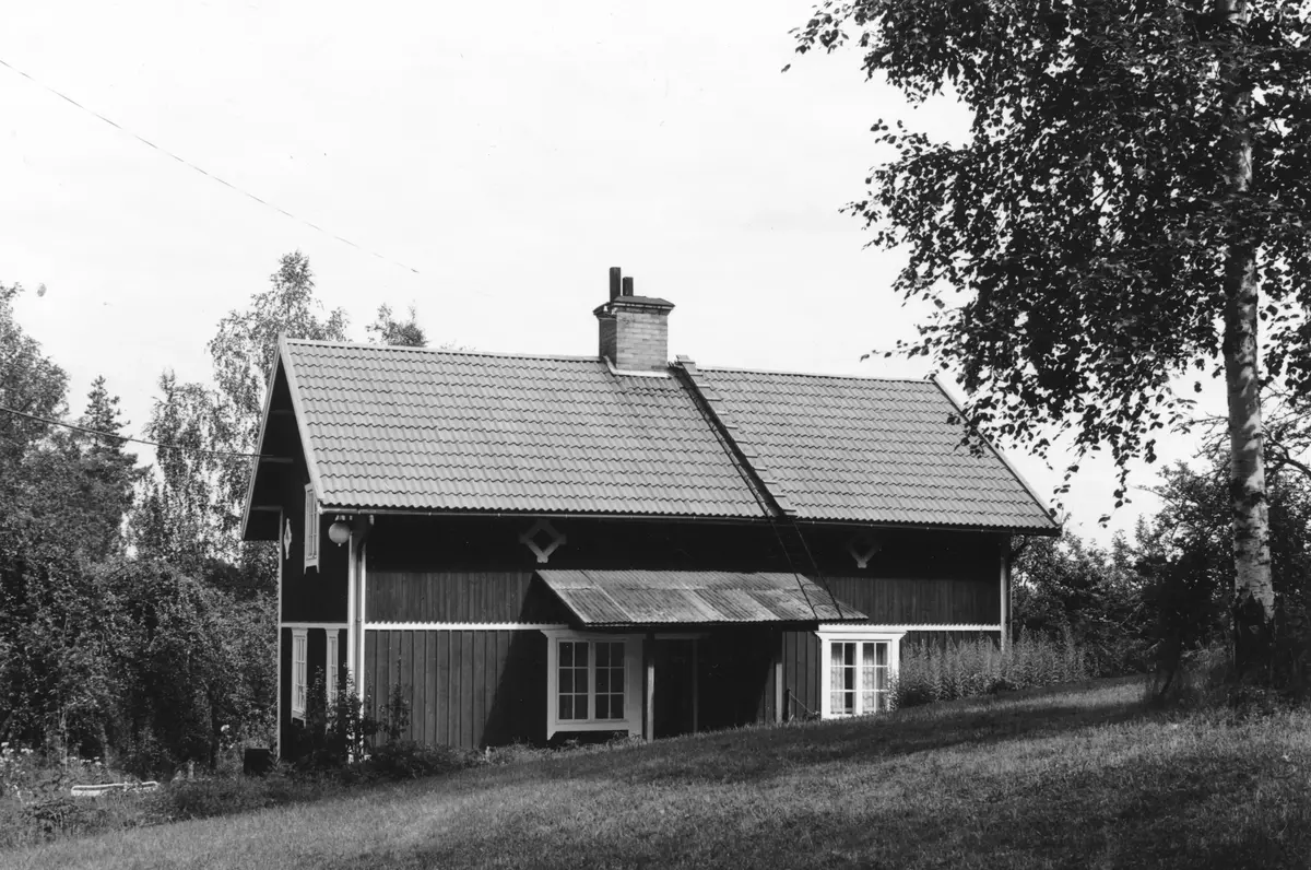 "Lökängen styckades från gården Herrvik 1913, köpare var Karl Fredrik Andersson, son vid Hökärr i Turinge. Fastigheten var obebyggd men enligt Öknebo häradskarta från 1696 fanns ett båtsmanstorp på platsen som enligt uppgift ska ha brunnit ner en juldag i slutet av 1800-talet. 

Namnet Lökängen kommer från att gården Herrvik brukade odla lök på platsen. Den avstyckade marken var 5 hektar och priset tvåtusen kronor fördelat på 1 400 kronor för marken och 600 kronor för den växande skogen. Säljare var K.G.Karlsson och Klara Karlsson. Klara var dotter till fjärdingsman Lundkvist som köpte Herrvik 1883. Inflyttning i Lökängen skedde 1914.

Fredrik Andersson var välkänd i Turinge och omkringliggande socknar under namnen Fredrik i Lökängen och Flottar-Fredrik. Det första namnet en traditionell namnform med referens till gårdsnamnet, det andra till yrket." ::