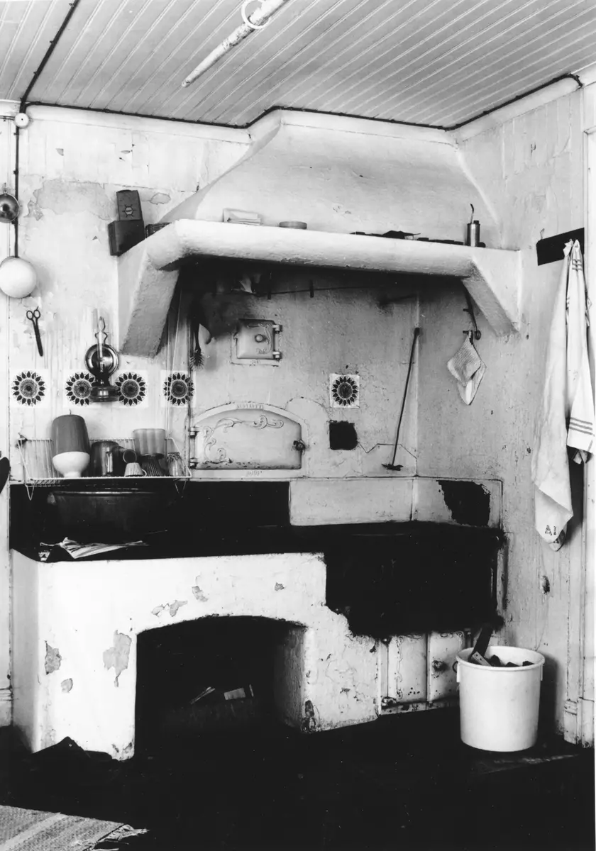 "Lökängen styckades från gården Herrvik 1913, köpare var Karl Fredrik Andersson, son vid Hökärr i Turinge. Fastigheten var obebyggd men enligt Öknebo häradskarta från 1696 fanns ett båtsmanstorp på platsen som enligt uppgift ska ha brunnit ner en juldag i slutet av 1800-talet. 

Namnet Lökängen kommer från att gården Herrvik brukade odla lök på platsen. Den avstyckade marken var 5 hektar och priset tvåtusen kronor fördelat på 1 400 kronor för marken och 600 kronor för den växande skogen. Säljare var K.G.Karlsson och Klara Karlsson. Klara var dotter till fjärdingsman Lundkvist som köpte Herrvik 1883. Inflyttning i Lökängen skedde 1914.

Fredrik Andersson var välkänd i Turinge och omkringliggande socknar under namnen Fredrik i Lökängen och Flottar-Fredrik. Det första namnet en traditionell namnform med referens till gårdsnamnet, det andra till yrket." ::