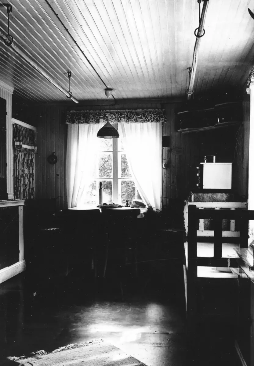 "Lökängen styckades från gården Herrvik 1913, köpare var Karl Fredrik Andersson, son vid Hökärr i Turinge. Fastigheten var obebyggd men enligt Öknebo häradskarta från 1696 fanns ett båtsmanstorp på platsen som enligt uppgift ska ha brunnit ner en juldag i slutet av 1800-talet. 

Namnet Lökängen kommer från att gården Herrvik brukade odla lök på platsen. Den avstyckade marken var 5 hektar och priset tvåtusen kronor fördelat på 1 400 kronor för marken och 600 kronor för den växande skogen. Säljare var K.G.Karlsson och Klara Karlsson. Klara var dotter till fjärdingsman Lundkvist som köpte Herrvik 1883. Inflyttning i Lökängen skedde 1914.

Fredrik Andersson var välkänd i Turinge och omkringliggande socknar under namnen Fredrik i Lökängen och Flottar-Fredrik. Det första namnet en traditionell namnform med referens till gårdsnamnet, det andra till yrket." ::