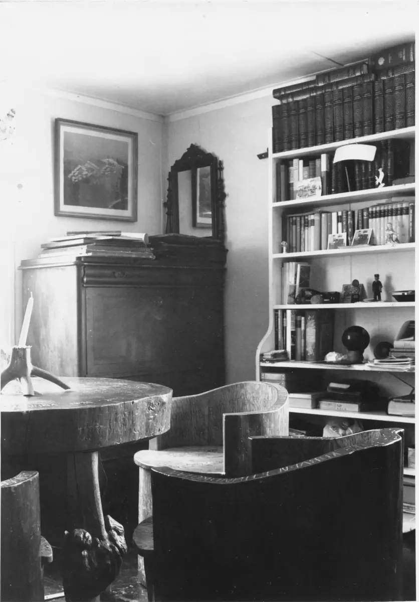"Lökängen styckades från gården Herrvik 1913, köpare var Karl Fredrik Andersson, son vid Hökärr i Turinge. Fastigheten var obebyggd men enligt Öknebo häradskarta från 1696 fanns ett båtsmanstorp på platsen som enligt uppgift ska ha brunnit ner en juldag i slutet av 1800-talet. 

Namnet Lökängen kommer från att gården Herrvik brukade odla lök på platsen. Den avstyckade marken var 5 hektar och priset tvåtusen kronor fördelat på 1 400 kronor för marken och 600 kronor för den växande skogen. Säljare var K.G.Karlsson och Klara Karlsson. Klara var dotter till fjärdingsman Lundkvist som köpte Herrvik 1883. Inflyttning i Lökängen skedde 1914.

Fredrik Andersson var välkänd i Turinge och omkringliggande socknar under namnen Fredrik i Lökängen och Flottar-Fredrik. Det första namnet en traditionell namnform med referens till gårdsnamnet, det andra till yrket." ::