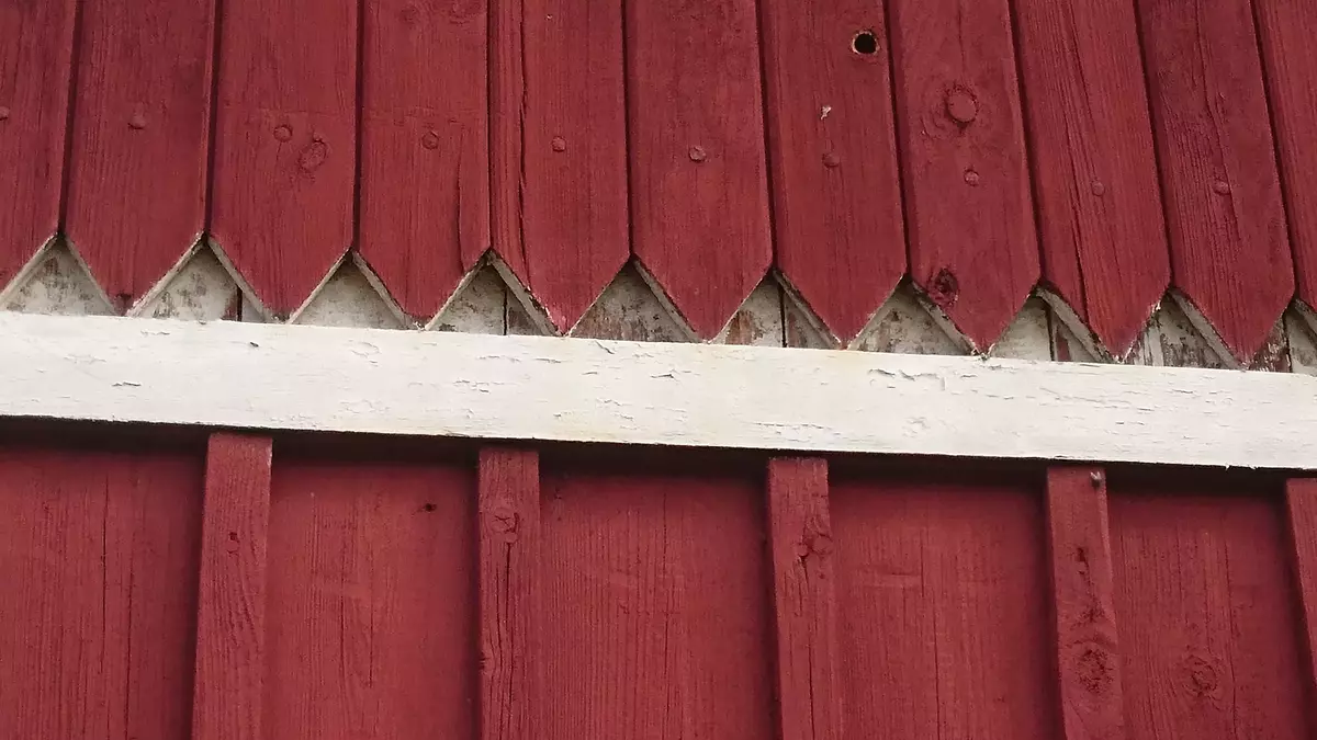 Lökängen, Fredrik var en mångsysslare och hade kunskaper i bland annat smide. Gångjärnen på ytterdörren är exmpel på känsla för detaljer i hantverket. Smedjan som Fredrik nyttjade har återuppförts vid Smedsbygget i Nykvarn och fanns vid Fredriks barndomshem Hökärr.