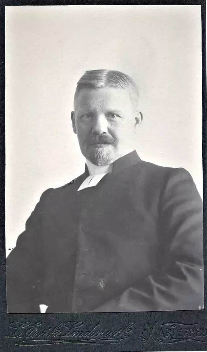 Lars Peter Hedner föddes 1864 i Saleby, Lidköping. Han var vice komminister i Turinge mellan 1902 och 1903. Han innehade tjänsten som komminister i Taxinge mellan åren 1903 och 1935 och under de trettio åren en flitig hembygdsforskare. Lars Hedner var med och bildade Turinge Föreläsarförening tillsammans med bland andra Amadeus Bianchini, kvarnarrendator Berglund och solärare Strandberg. Han fotograferade och dokumenterade bland annat torp och gårdar i Taxinge socken. Hans bilder är tagna 1914-15. Den sockenskildring som Reinert Reinestam gav ut i början av 1950-talet byggde delvis på Hedners anteckningar. Han dog 1938 och är begravd på kyrkogården i Taxinge. Där vilar också hans två hustrur på var sida om hans grav, Anna Elisabeth Hedner, född Åkerstein, död 1906, och Marie Louise Hedner, född Eriksson, död 1929.