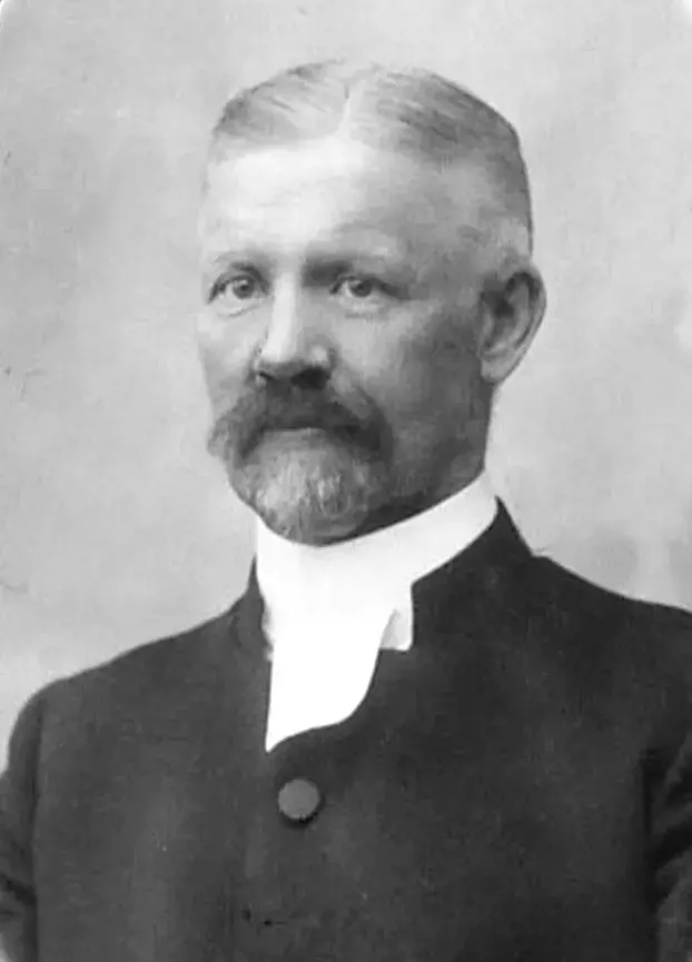 Lars Peter Hedner föddes 1864 i Saleby, Lidköping. Han var vice komminister i Turinge mellan 1902 och 1903. Han innehade tjänsten som komminister i Taxinge mellan åren 1903 och 1935 och under de trettio åren en flitig hembygdsforskare. Lars Hedner var med och bildade Turinge Föreläsarförening tillsammans med bland andra Amadeus Bianchini, kvarnarrendator Berglund och solärare Strandberg. Han fotograferade och dokumenterade bland annat torp och gårdar i Taxinge socken. Hans bilder är tagna 1914-15. Den sockenskildring som Reinert Reinestam gav ut i början av 1950-talet byggde delvis på Hedners anteckningar. Han dog 1938 och är begravd på kyrkogården i Taxinge. Där vilar också hans två hustrur på var sida om hans grav, Anna Elisabeth Hedner, född Åkerstein, död 1906, och Marie Louise Hedner, född Eriksson, död 1929.