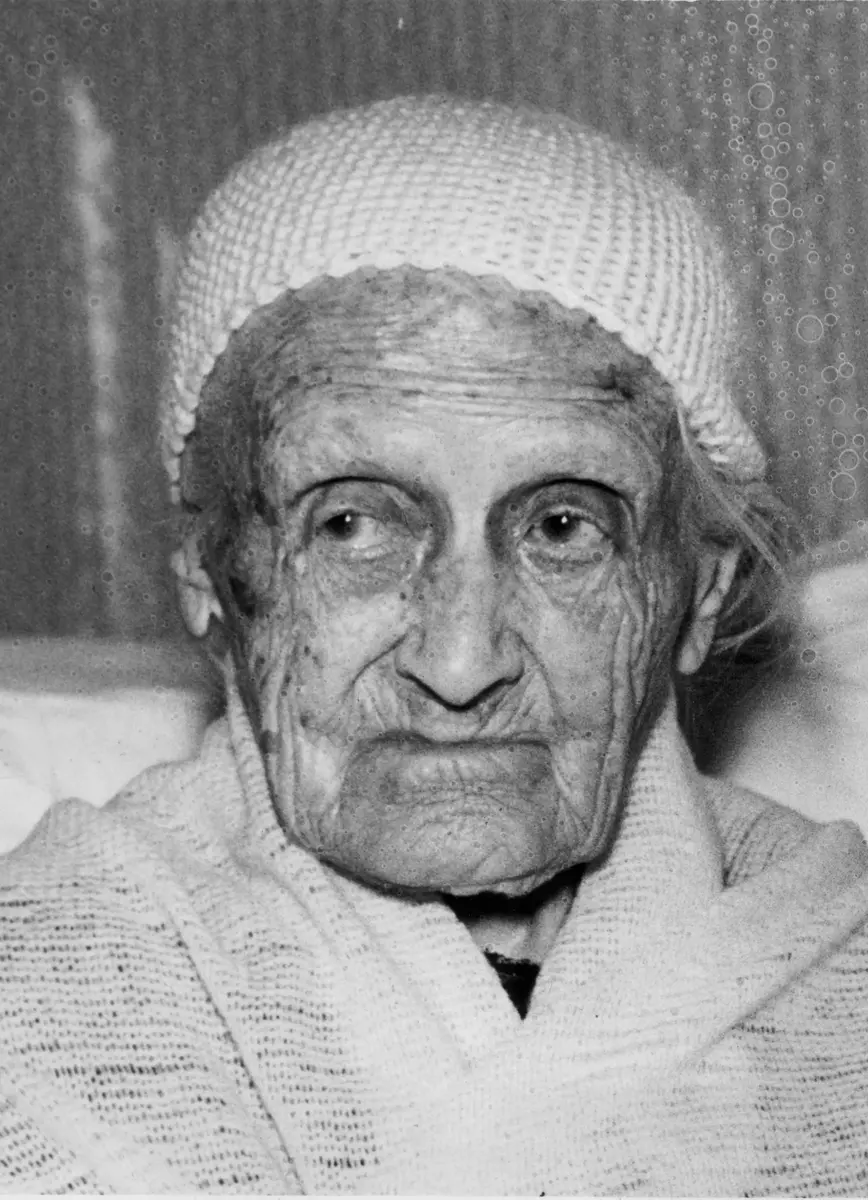 Lovisa Andersson 100 år. 

Lovisa flyttade in på Ålderdomshemmet vid Allévägen år 1941, då 82 år gammal och bodde på hemmet fram till sin död 1960. I samband med sin 100-års dag donerade Lovisa en gåva till Turinge kyrka för att möjliggöra för församlingen att införskaffa en kopia av den så kallade Trosakalken från 1300-talet. Kalken hade  under 1700-talet av oförklarlig anledning sålts av Turinge kyrka till Trosa. En artikel i Strängnäs stiftsblad, årg. 50 nr 6 1960, berättar om Lovisa och Trosakalken. Artikeln är återgiven i Torshammaren 2017 som kan läsas på Turinge-Taxinge Hembygdsförenings hemsida. 
Bilden publicerad i Södermanlands Nyheter 1959.