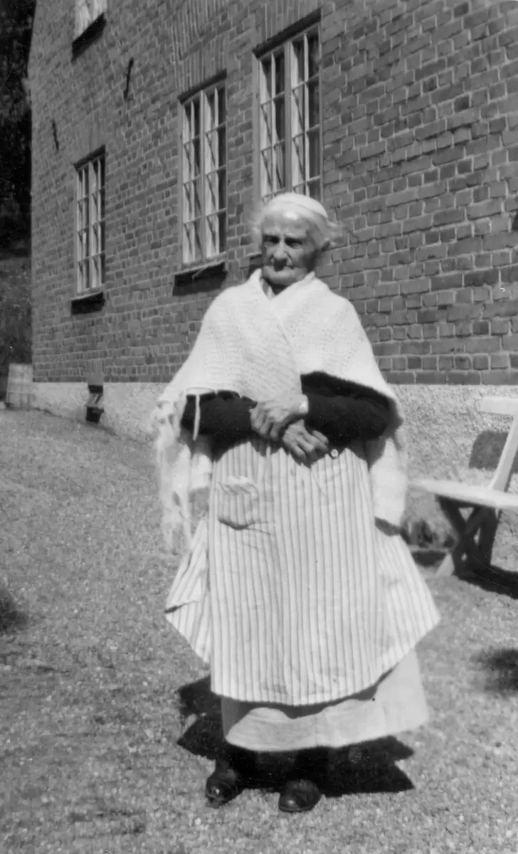 Lovisa Andersson 100 år. 

Lovisa flyttade in på Ålderdomshemmet vid Allévägen år 1941, då 82 år gammal och bodde på hemmet fram till sin död 1960. I samband med sin 100-års dag donerade Lovisa en gåva till Turinge kyrka för att möjliggöra för församlingen att införskaffa en kopia av den så kallade Trosakalken från 1300-talet. Kalken hade  under 1700-talet av oförklarlig anledning sålts av Turinge kyrka till Trosa. En artikel i Strängnäs stiftsblad, årg. 50 nr 6 1960, berättar om Lovisa och Trosakalken. Artikeln är återgiven i Torshammaren 2017 som kan läsas på Turinge-Taxinge Hembygdsförenings hemsida. 
Bilden publicerad i Södermanlands Nyheter 1959.