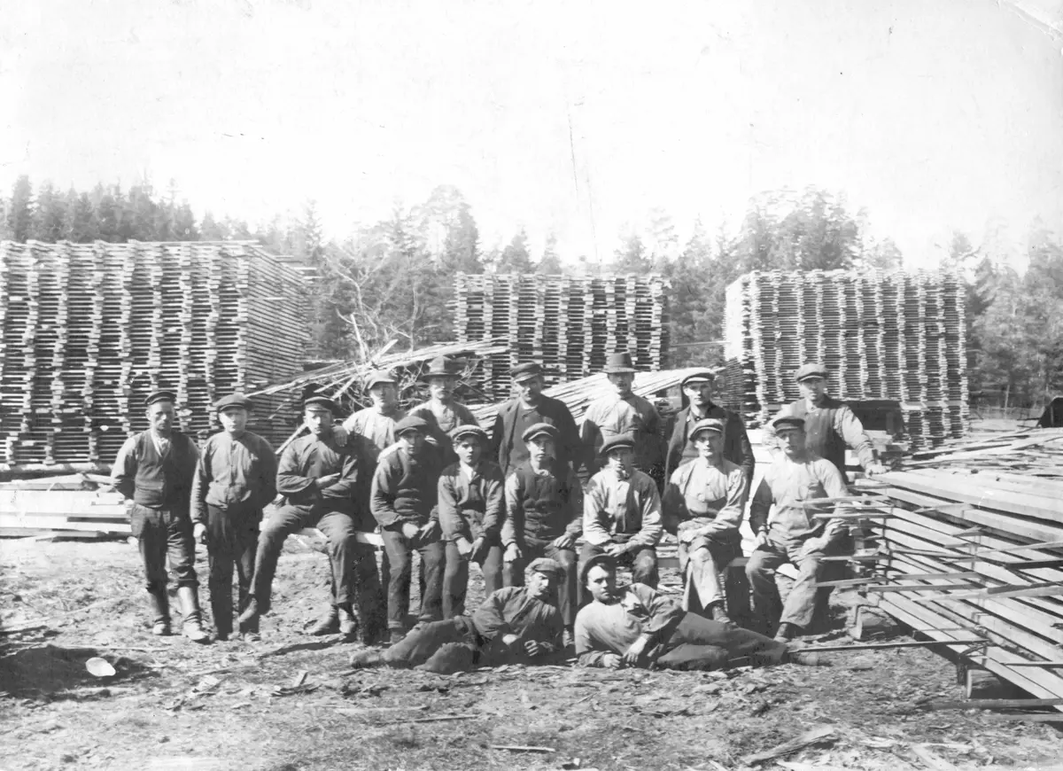 Personalen vid sågen 1915. Bakre raden: Pelle Blomberg (kom från Åker), Axel Lundqvist (nattvakt vid pappersbruket bl a), Strömberg (byggde Långdal), Flod (bodde vid Blåsut), Fredrik Karlsson, Hjalmar Gustavsson (Kråkhoppet). 
Mellersta raden: Karl Andersson (Kolarstugan), Gustav Andersson (Eriksdal), Larsson (kom från Länna), Knut Pettersson (Skeppar-Knutte, Gläntan), Algot Karlsson (Lugnet), Edward Gustavsson (Kråkhoppet), Aldor Johansson (Dammstugan, 16 år gammal), Ernst Olsson (Sågarstugan), Skeppare Pettersson (Gläntan, kallades "Gräddpelle", hade varit skeppare på mjölkbåt i Sthlm). 
Liggande på marken: Hagström (Rosenborg?, maskinist på sågen), Sven Karlsson (Gammmeltorp, maskinförare, senare vid PM2 pappersbruket.