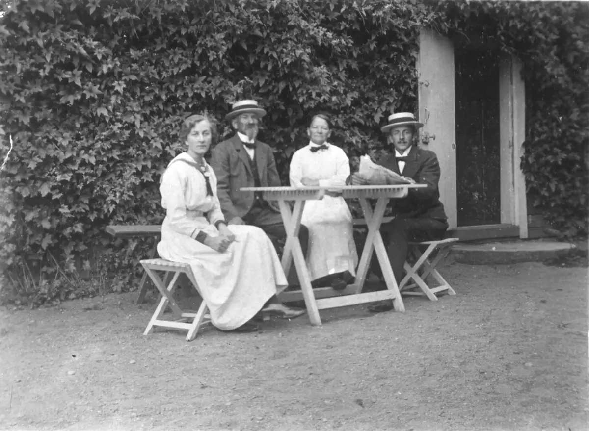Claes Albert Andersson som nybliven ägare till Nykvarns Trädgård 1915 tillsammans med hustrun Klara, dottern Lisa och sonen Probus.
