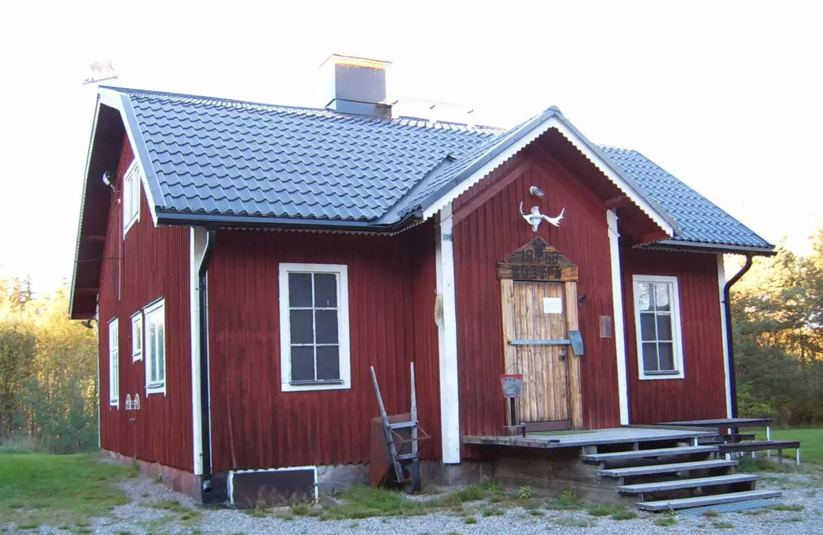 Johannesdals banvaktstuga fungerar sedan 1968 som jaktstuga. Bilden har publicerats i boken Torp i Turinge och anges felaktigt som bostadshus vid gården Johannesdal.
Snickarglädjen, fönster, och utsmyckningen ovanför dörren har bevarats