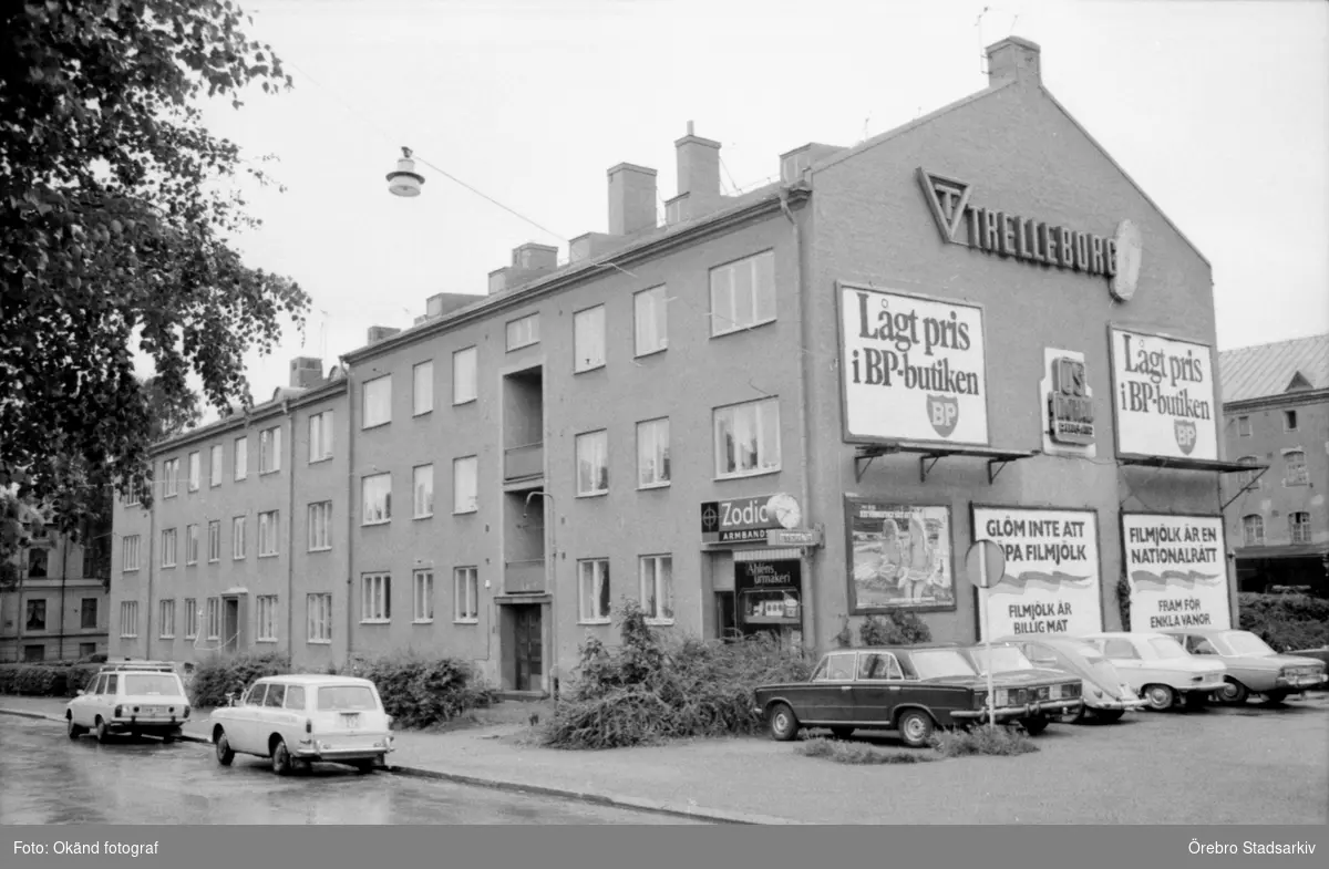 Bostadshus med reklamskyltar