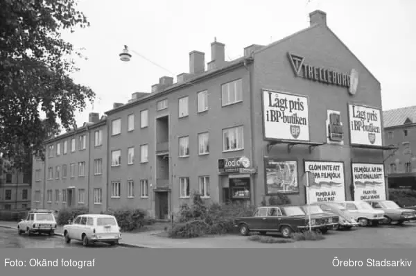 Bostadshus med reklamskyltar