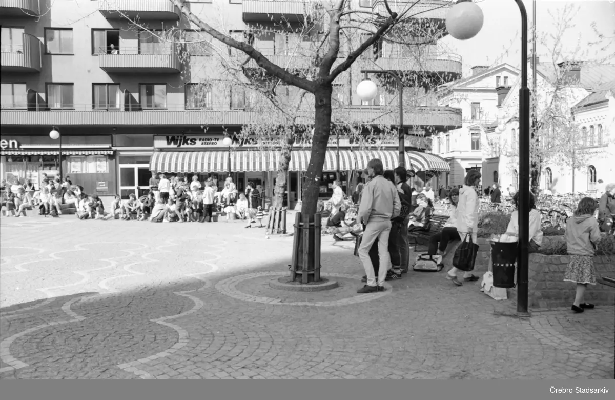 FLANÖRER PÅ VÅGHUSTORGET