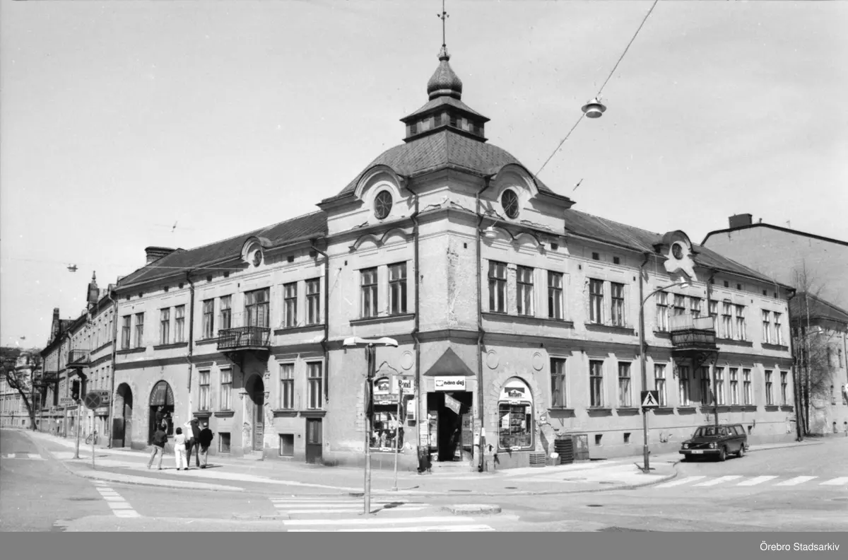 BYGGNAD MED BALKONG