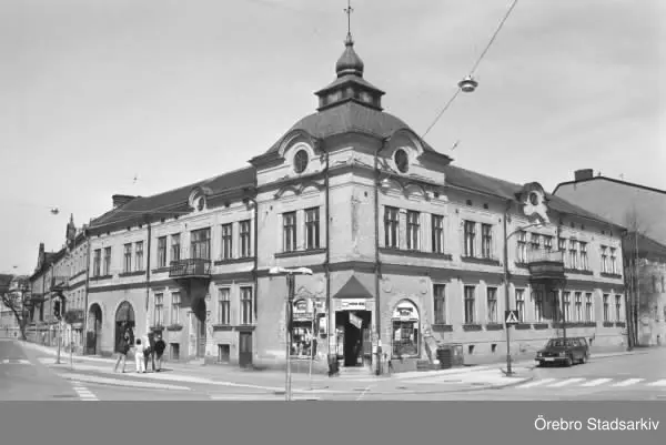 BYGGNAD MED BALKONG