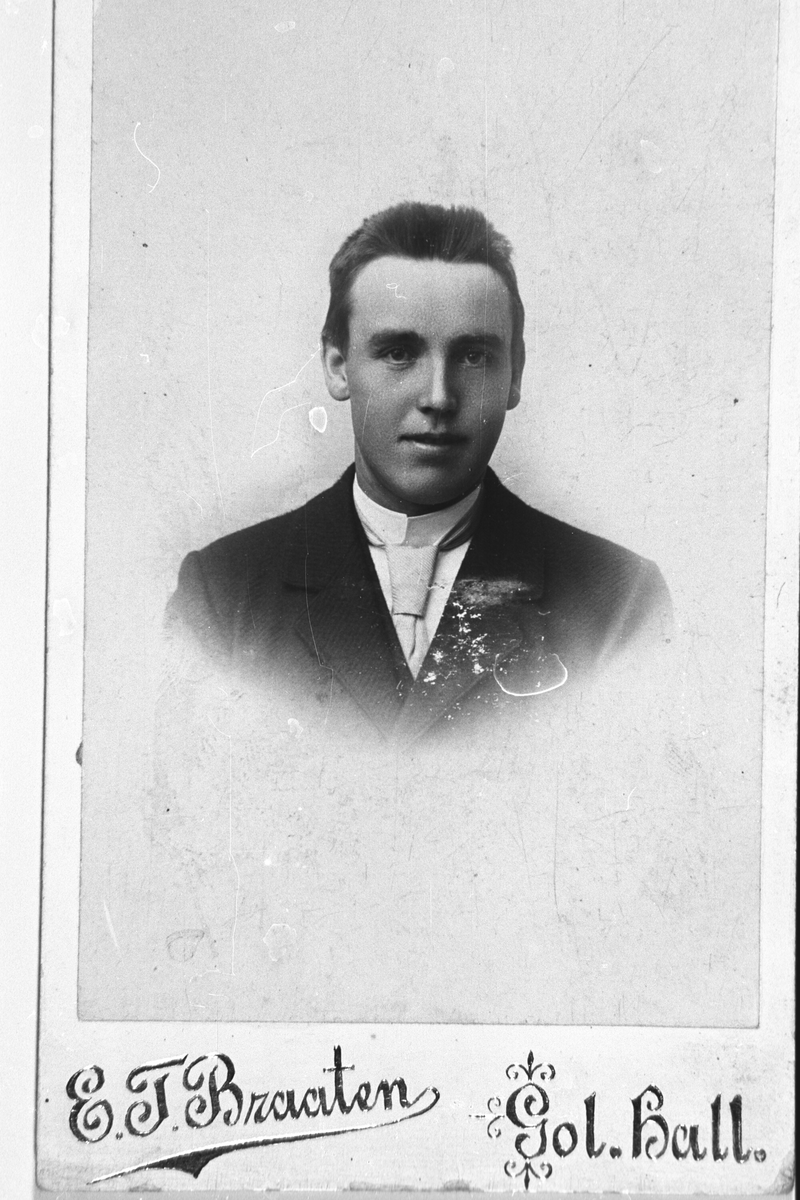 Portrett av Eirik E. Frøysok med jakke,skjorte og slips.