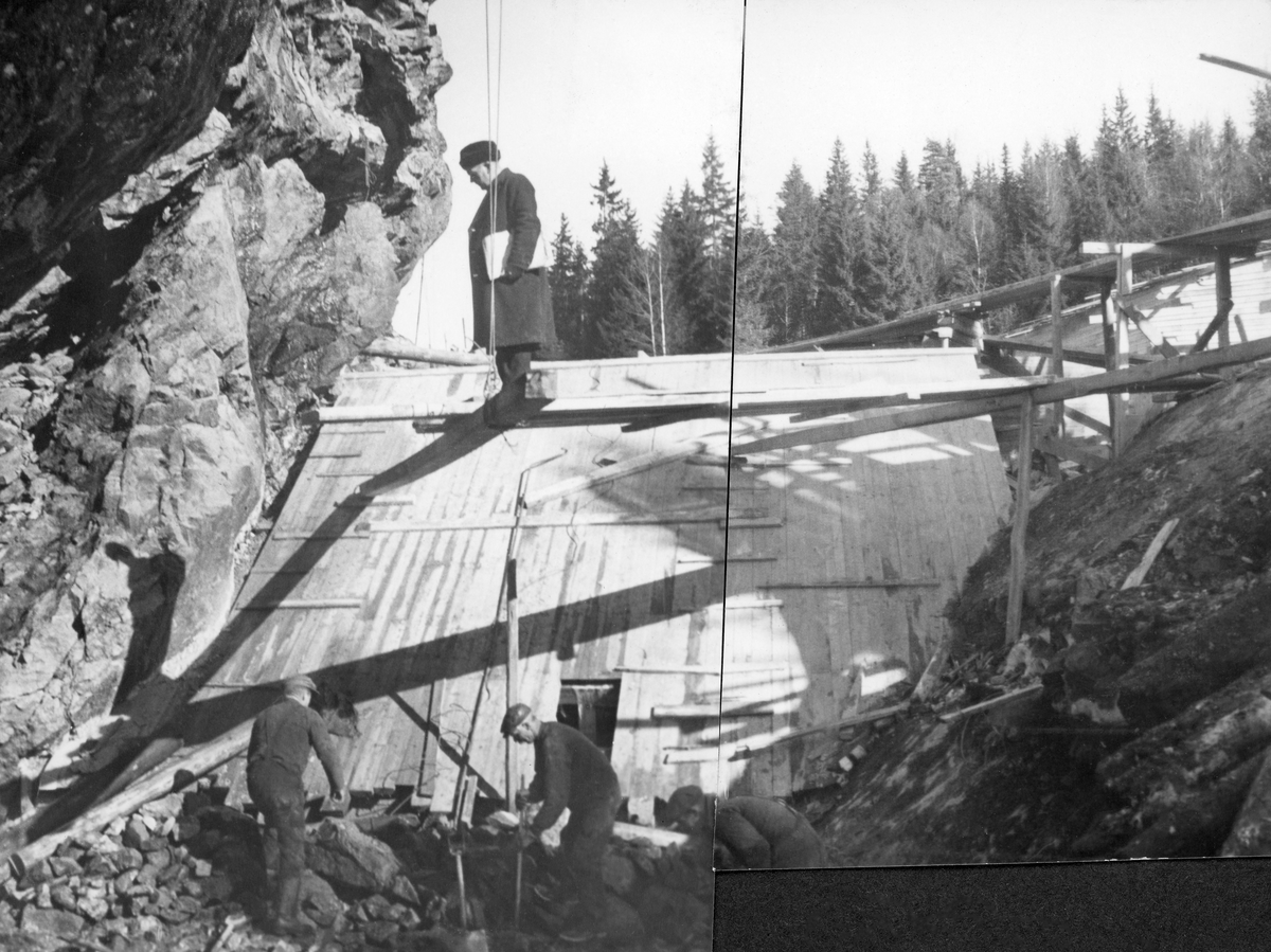 Fra bygginga av en ny dam ved Sølvstufossen, øverst i Ågårdselva i Tune i Østfold, som er en del av Nedre Glommas vestre løp. Anleggsarbeidet startet vinteren 1936, i en periode da det knapt rant vann i elveløpet. Fotografiet er tatt fra elveløpet, mot et skråplan av tre, sannsynligvis noe som etter hvert skulle bli et damløp. Nedenfor dette skråplanet var to arbeidere i aktivitet med spett og spade. På den øvre delen av planet sto lensebestyreren var Eidet, Hans Christian Skaiaa, kledd i svart vinterfrakk, med pelslue på hodet og dokumenter - antakerlig konstruksjonstegninger - under armen. Ågårdselva er et cirka fem og en halv kilometer langt vassdrag som renner fra den nordvestre enden av Isnesfjorden (Vestvannet) i Nedre Glommas vestre løp, sørvestover gjennem berglendt terreng mot innsjøen Visterflo. Høydeforskjellen mellom Isnesfjorden og Visterflo er på bortimot 25 meter. Ågårdselva har tre fossefall, det øverste her ved Sølvstu, deretter ved Valbrekke og nederst ved Solli. Behovet for den dambygginga vi ser på dette fotografiet var forårsaket av selskapene Borregaards og Hafslunds inngrep i Glommas østre løp, hovedløpet, som i lavvannsperioder gjorde det svært vanskelig å få tømmer som skulle til bedrifter nedenfor Sarpsfossen via Mingevannet, Isnesfjorden og tømmertunnelen til Eidet gjennom det trange sundet ved Trøsken. Dette forsøkte man å løse ved å heve vannspeilet i Isnesfjorden med en dam som skulle plasseres 10-15 meter ovenfor den eksisterende dammen ved Sølvstufossen. Se mer informasjon under fanen «Opplysninger».