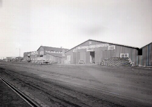 Hallands Lantmäns Centralförening, Varbergs hamn. Bild 1 kan vara från kvarteret Hajen. Bild 2 visar byggnader i hamnen.
