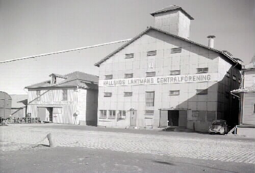 Hallands Lantmäns Centralförening, Varbergs hamn. Bild 1 kan vara från kvarteret Hajen. Bild 2 visar byggnader i hamnen.