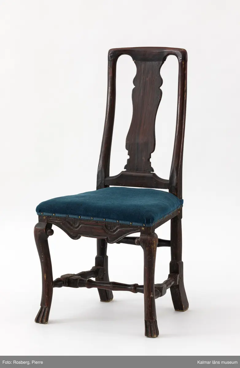 KLM 17713:1-6. Stol, ryggbrickstol. 6 stycken. Av trä och textil. Målad i mörk valnötsimitation. Balusterformad svängd ryggbricka och parallella svängda ryggstolpar. Pilbågsformad framsarg. Svängda framben med tassar till fot. Svarvad tvärslå och sidoslåar, högre svarvad bakslå. Fyra av stolarna har stoppad, läderklädd sits. Två av stolarna har stoppad sits, omklädd i blågrönt tyg. Senbarock.