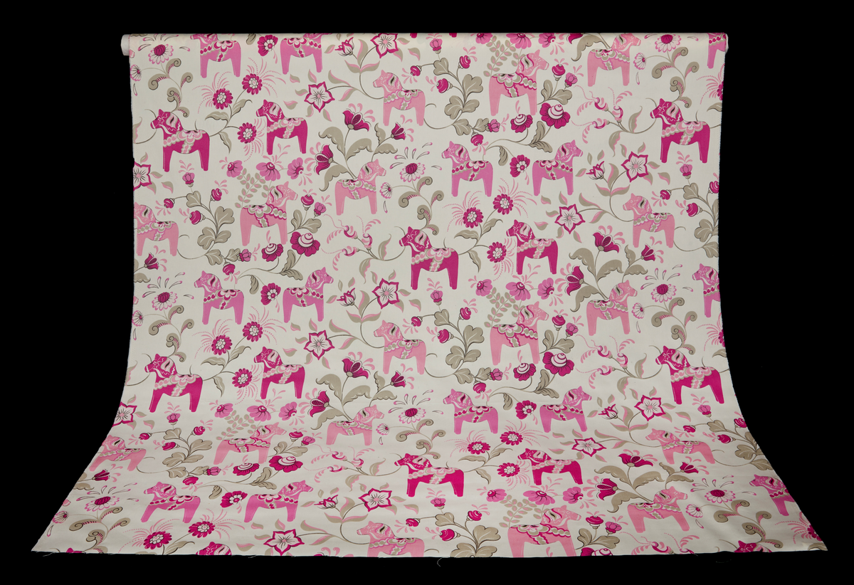 1 st tyg av bomull. Tryckt mönster, dalahästar och kurbits i nedanstående färger.
Swedish design Carola Bengtsson-Malmström. "Leksand".
Arvidssons Textil since 1949