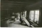 Arboga sf.
Huden skaves på Nils Gunnarssons garveri på Karbacken. 1925.