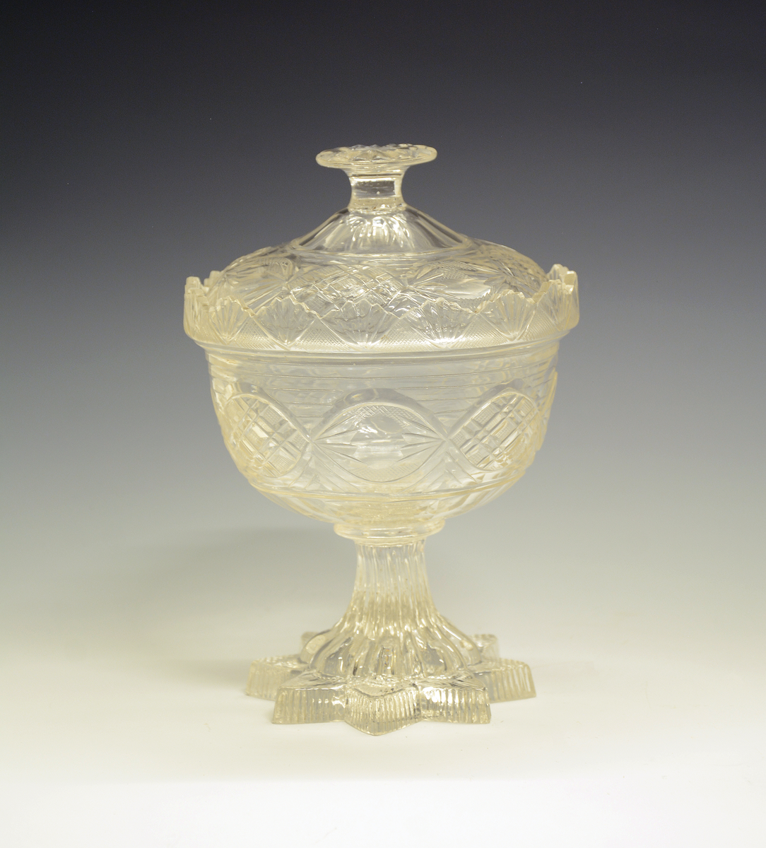 Sukkerskål på stett, med lokk, i krystall.
